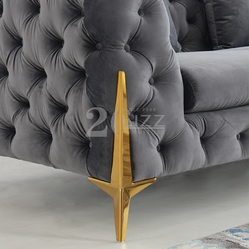 Canapé de salon en tissu Chesterfield avec pieds dorés