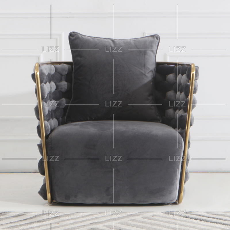 Canapé de luxe en tissu gris avec structure en métal